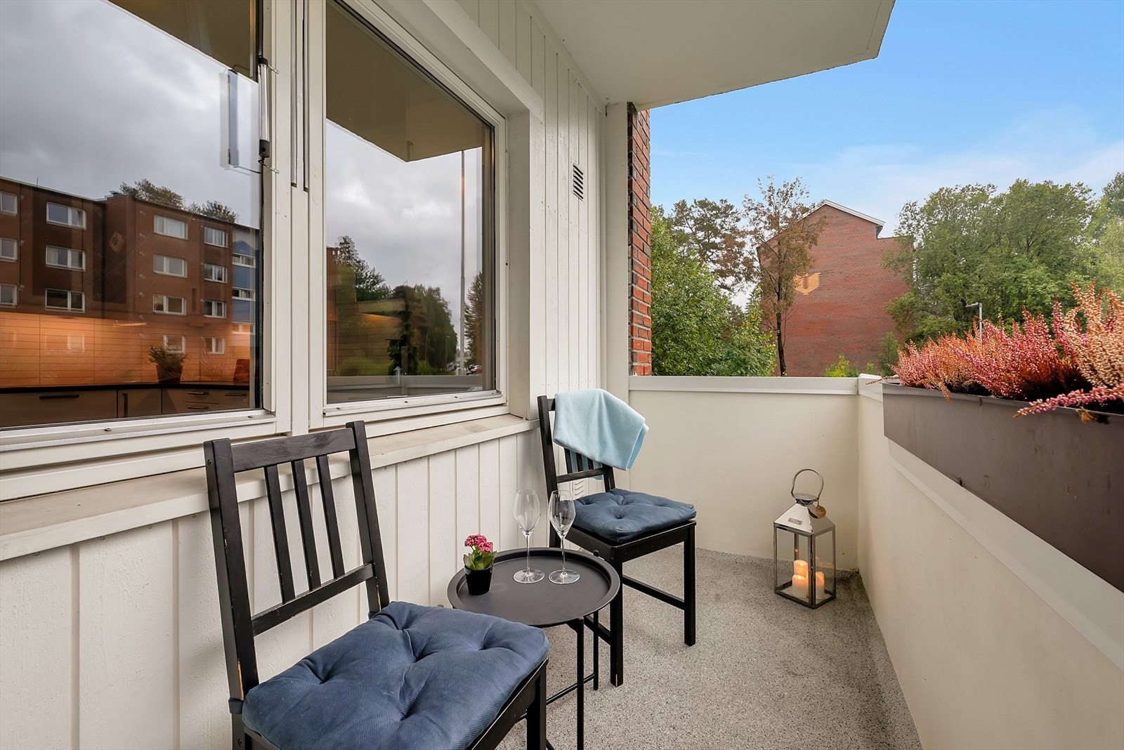 En perfekt uteplass for å nyte morgenkaffen eller slappe av etter en lang dag. Galleribilde