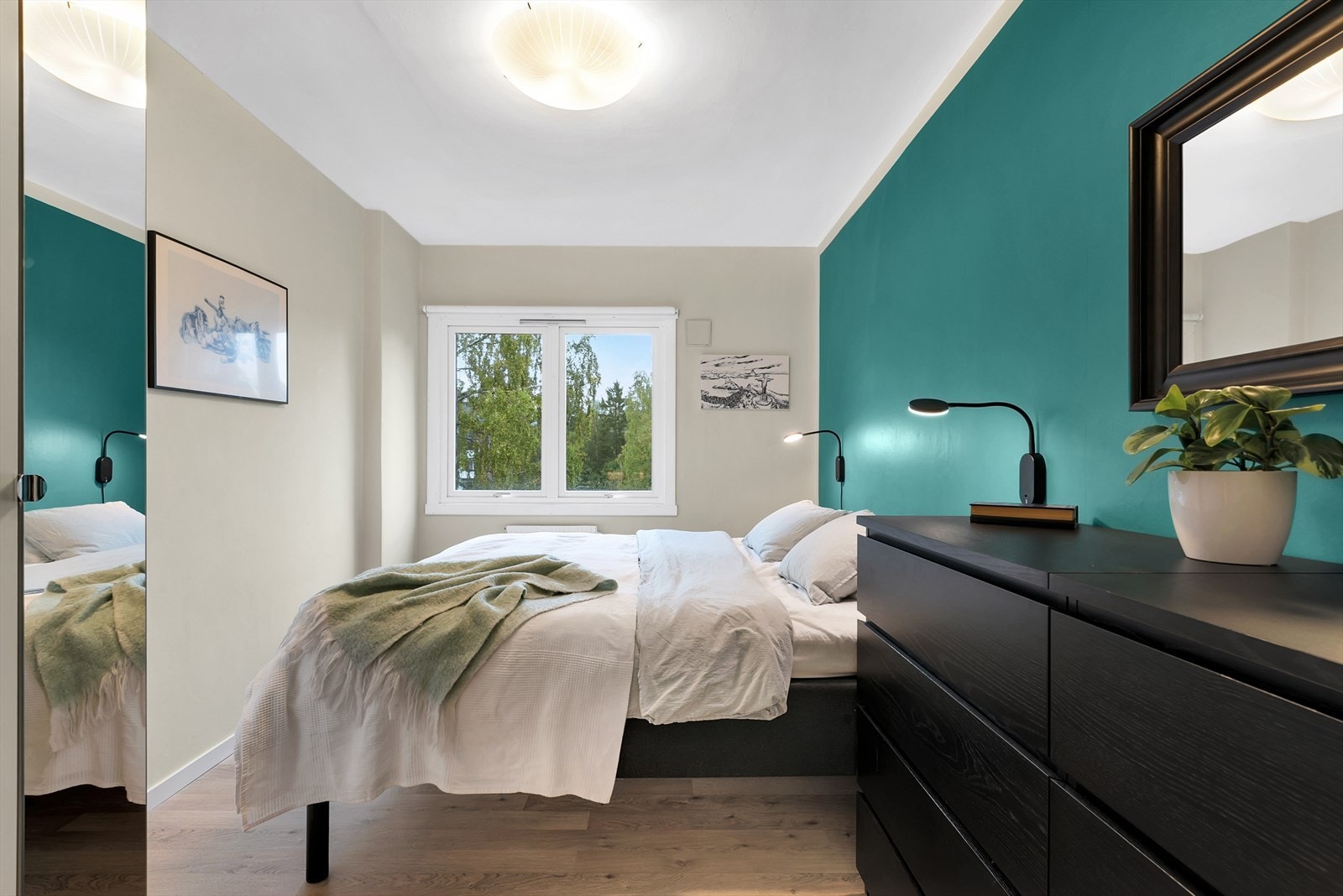 Soverommet har delikate, malte flater og et stilrent laminatgulv. Galleribilde