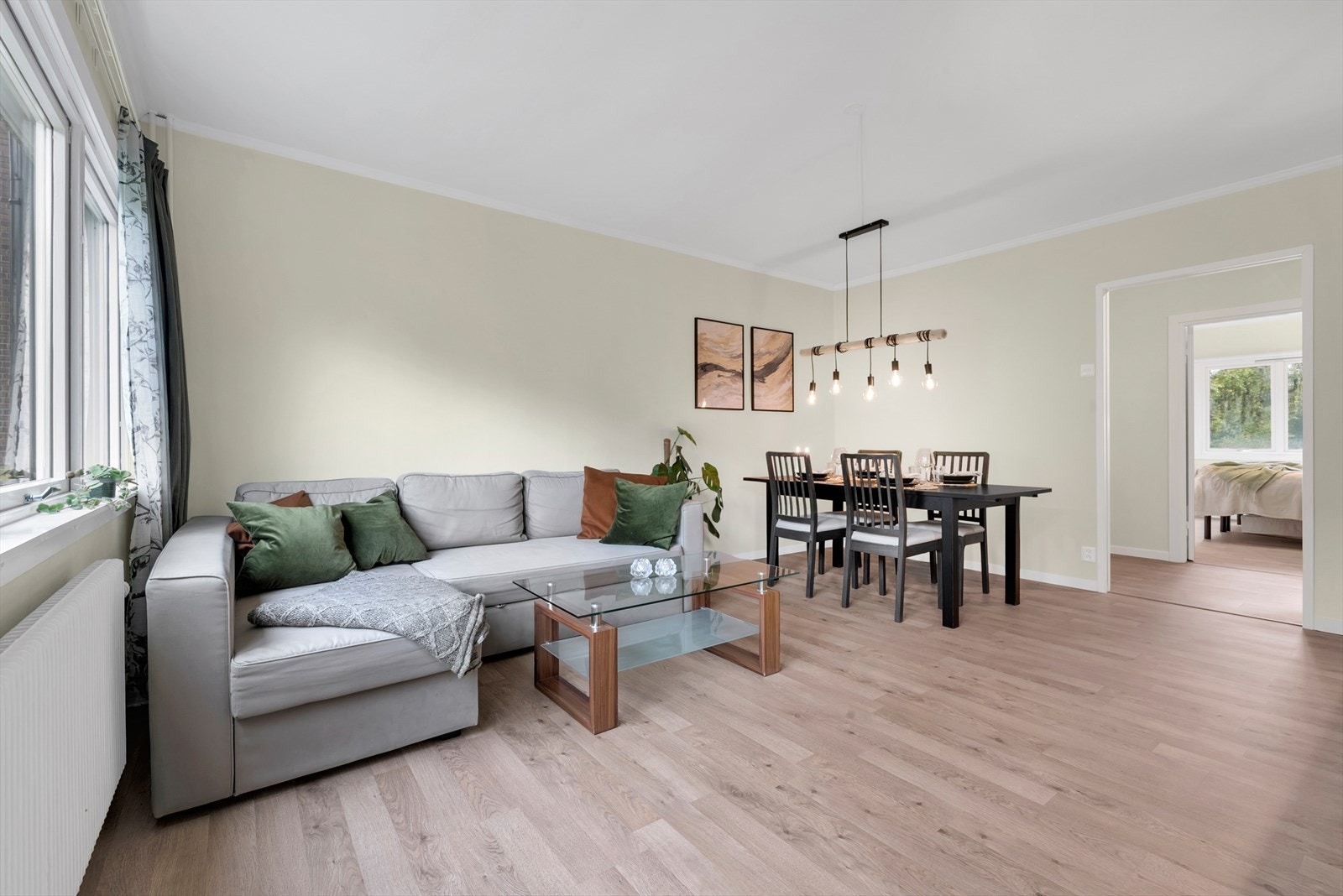 Gjennomgående planløsning med stilrent laminatgulv som binder rommene elegant sammen. Galleribilde