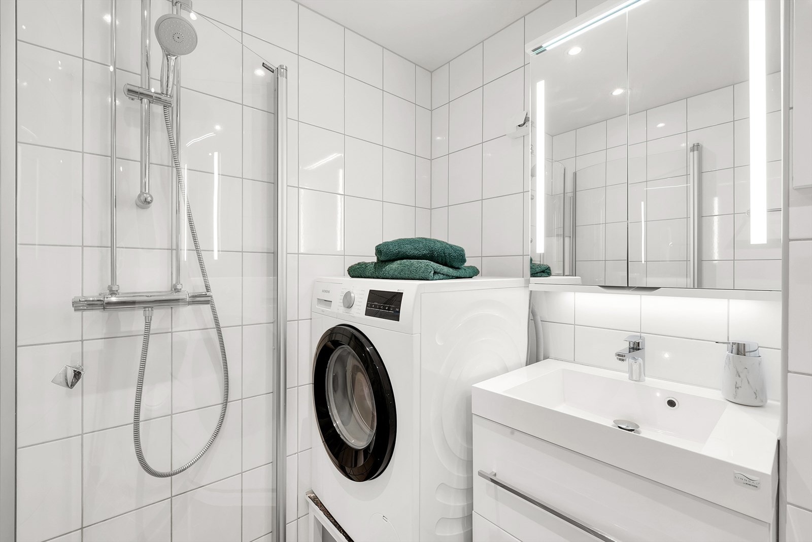 Tidløst, helfliset bad rehabilitert i 2014 med behagelig gulvvarme. Galleribilde