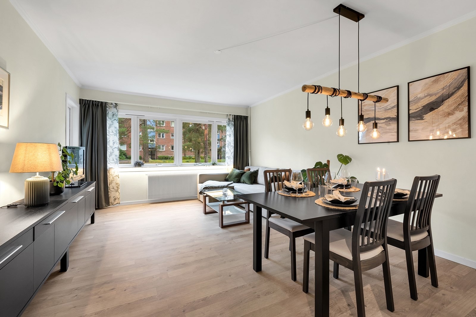 Stuen er et naturlig samlingspunkt med plass til både spisebord og sofagruppe. Galleribilde