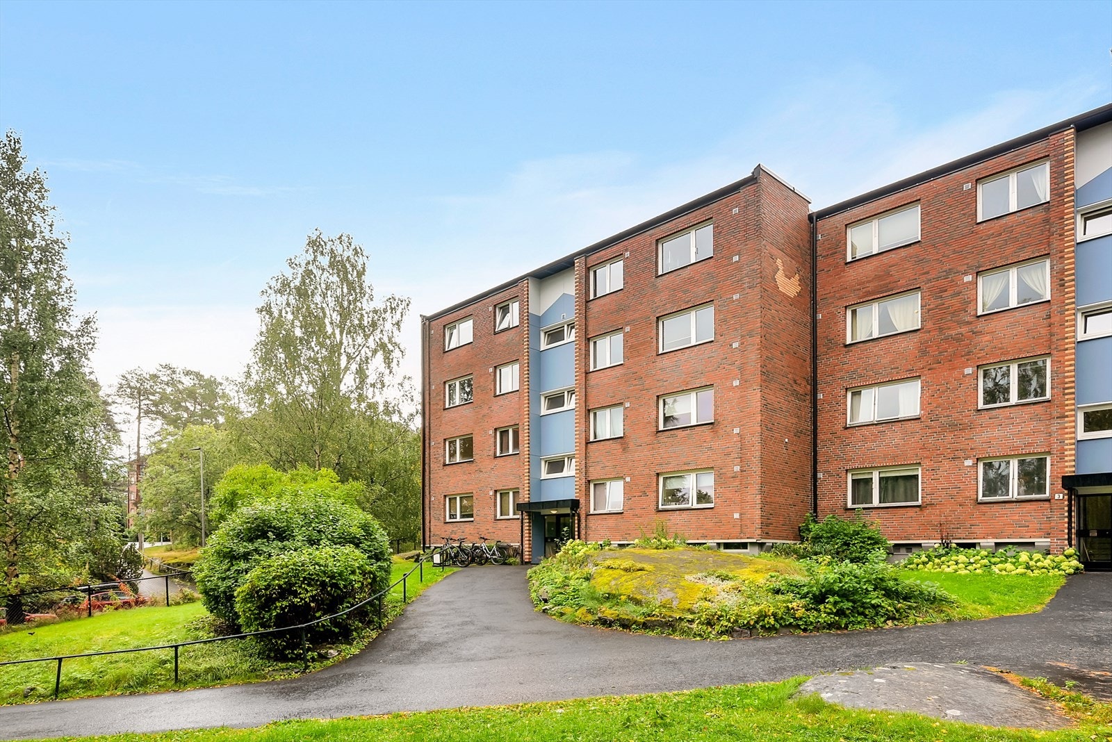 Attraktiv beliggenhet i en klassisk teglsteinsblokk fra 1959, omgitt av rolige grøntområder. Galleribilde