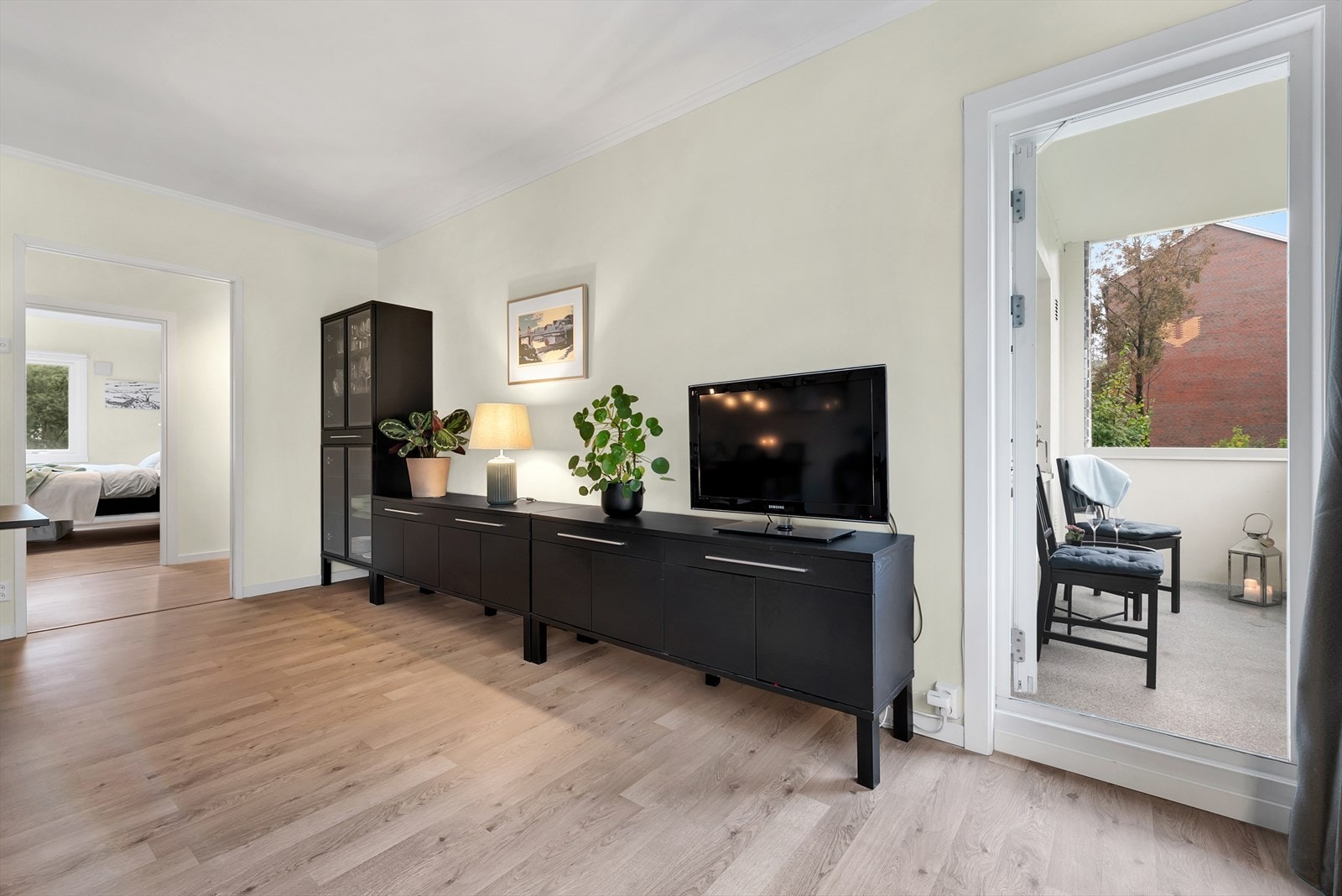 Fra stuen er det direkte utgang til en hyggelig og usjenert balkong. Galleribilde