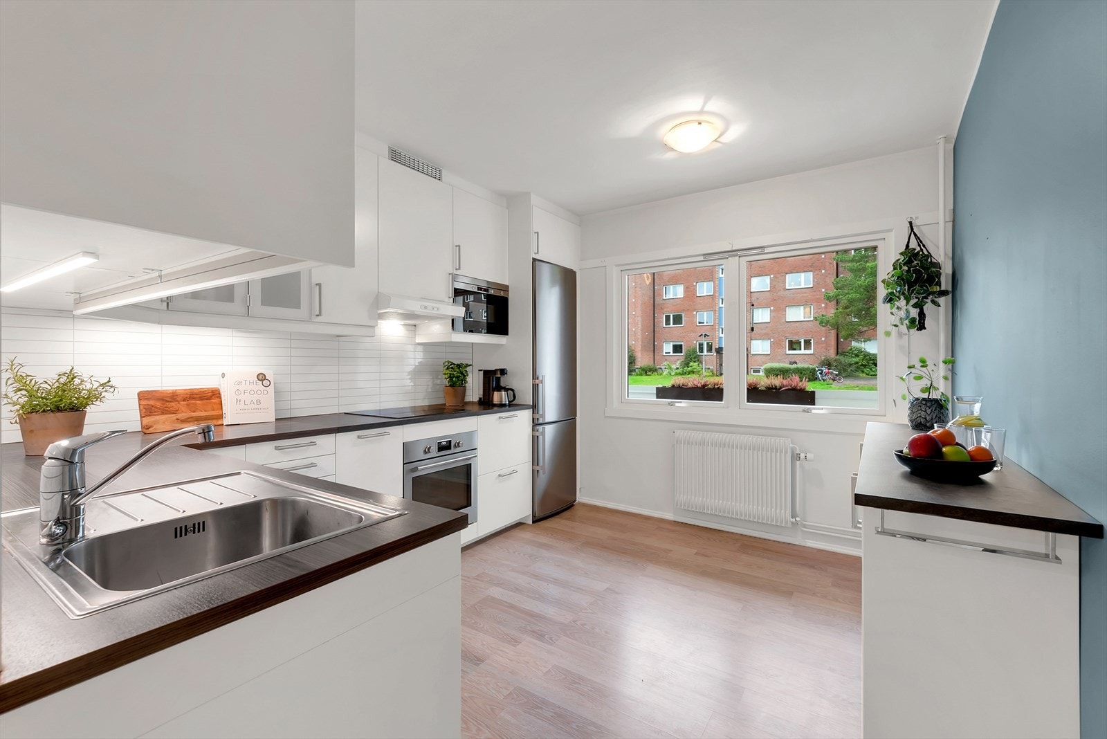 Praktisk og funksjonelt kjøkken med god arbeidsbelysning under overskapene. Galleribilde