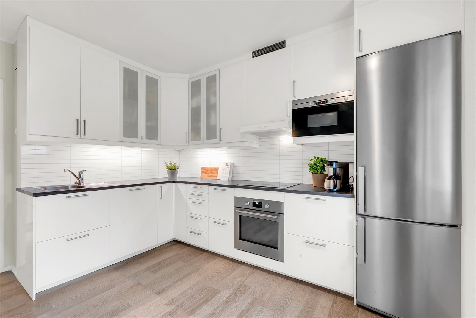 Stilrent og godt utnyttet kjøkken fra 2014 med integrerte hvitevarer. Galleribilde