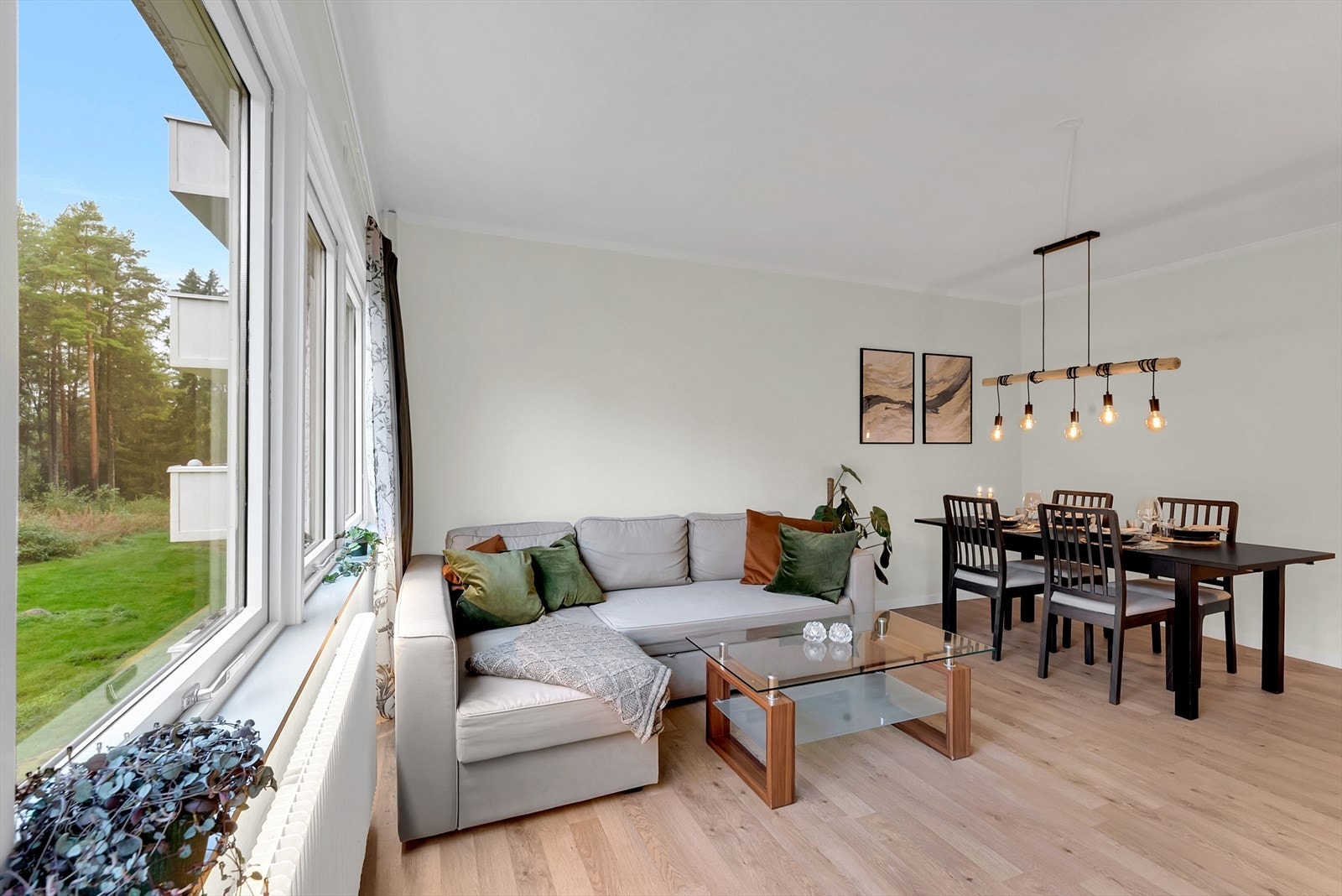 Store vindusflater i stuen gir en lys og luftig atmosfære. Galleribilde