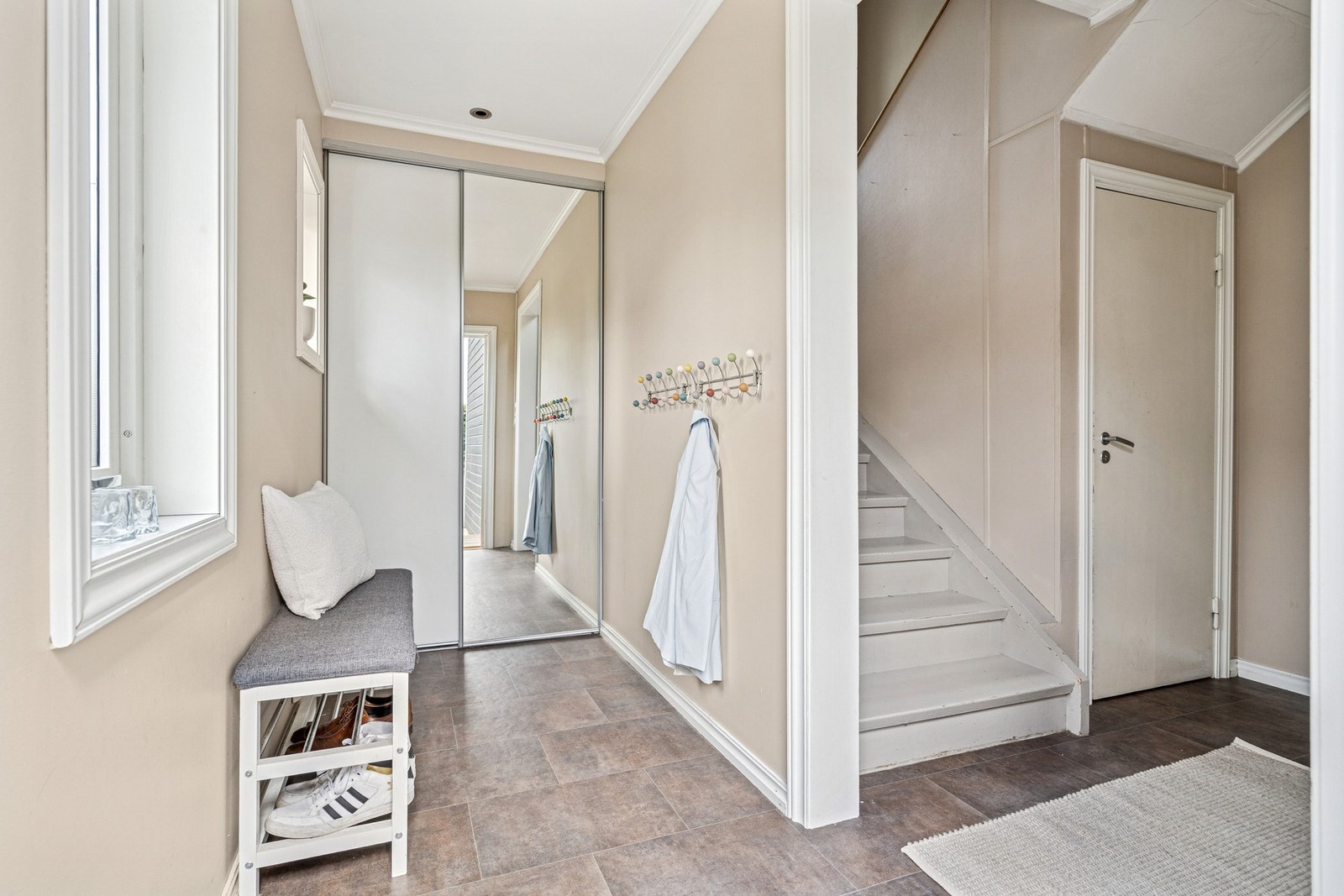 I entrèen er det en praktisk skyvedørsgarderobe. Galleribilde