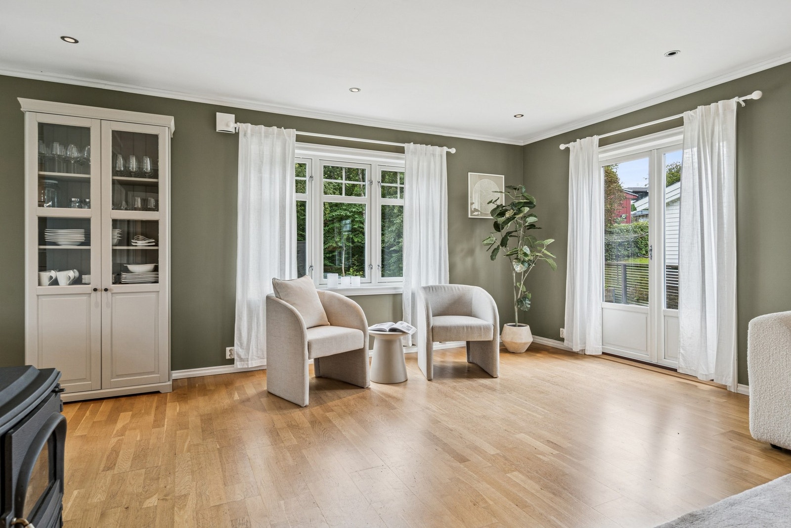 De store vindusflatene gir mye naturlig lys. Galleribilde