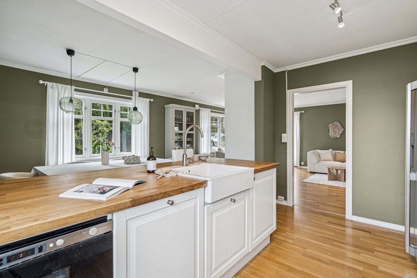 Den åpne løsningen mot spisestuen gjør planløsningen i 1. etasje lys og åpen. Galleribilde