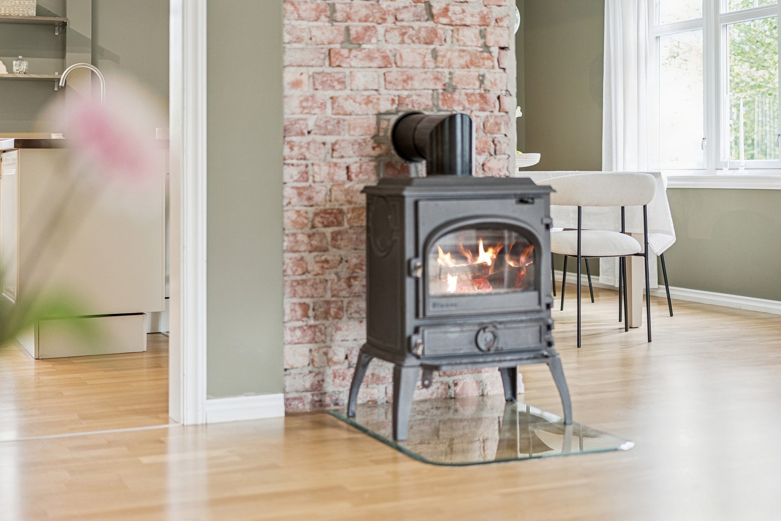 Peisovn- til oppvarming og hygge! Forøvrig oppvarming ved varmepumpe, varmekabler og panelovner. Galleribilde