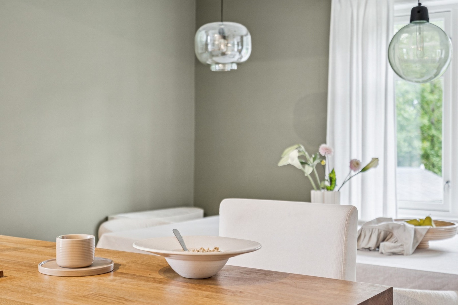 Det er en trivelig frokostbenk mellom kjøkkenet og stuen. Galleribilde