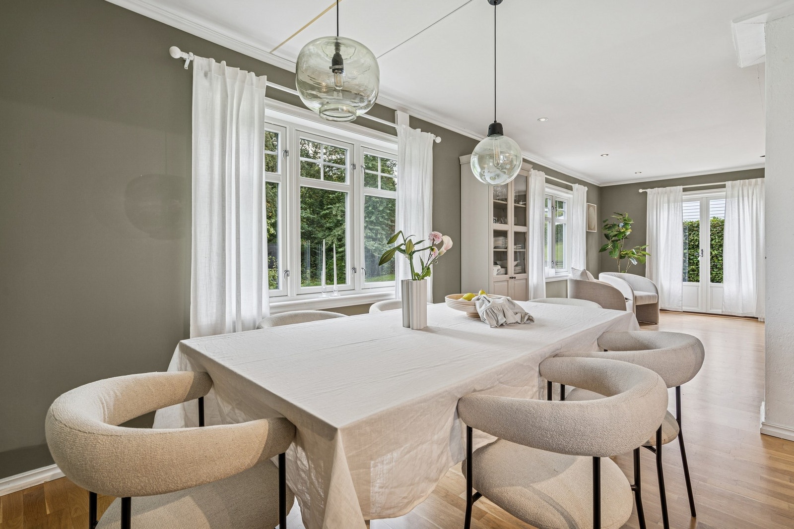 Det er god plass til spisestue i tilknytning til kjøkkenet. Galleribilde