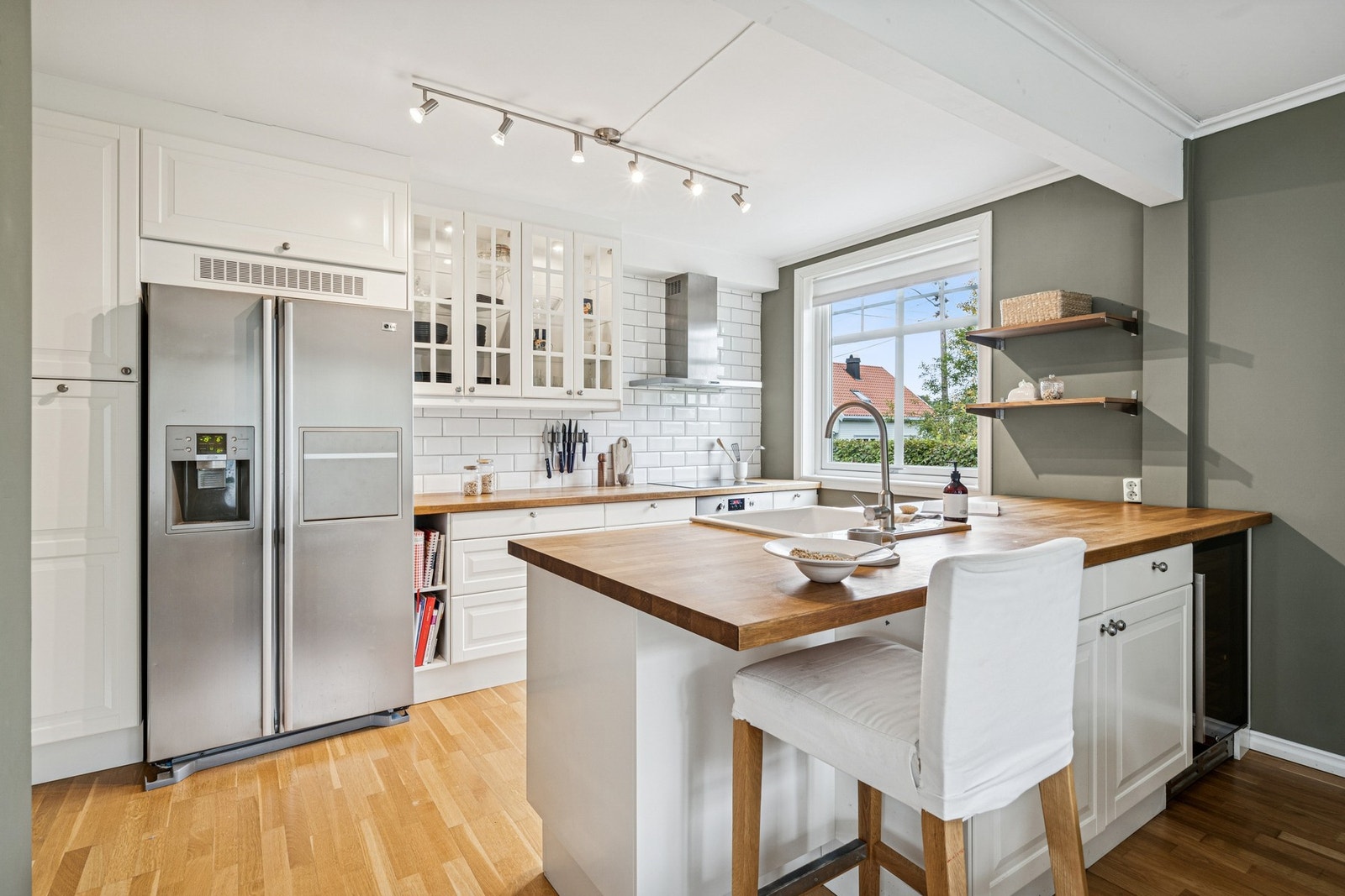 Lyst og lekkert kjøkken med innredning fra 2012. Det er rikelig skap- og benkeplass. Galleribilde