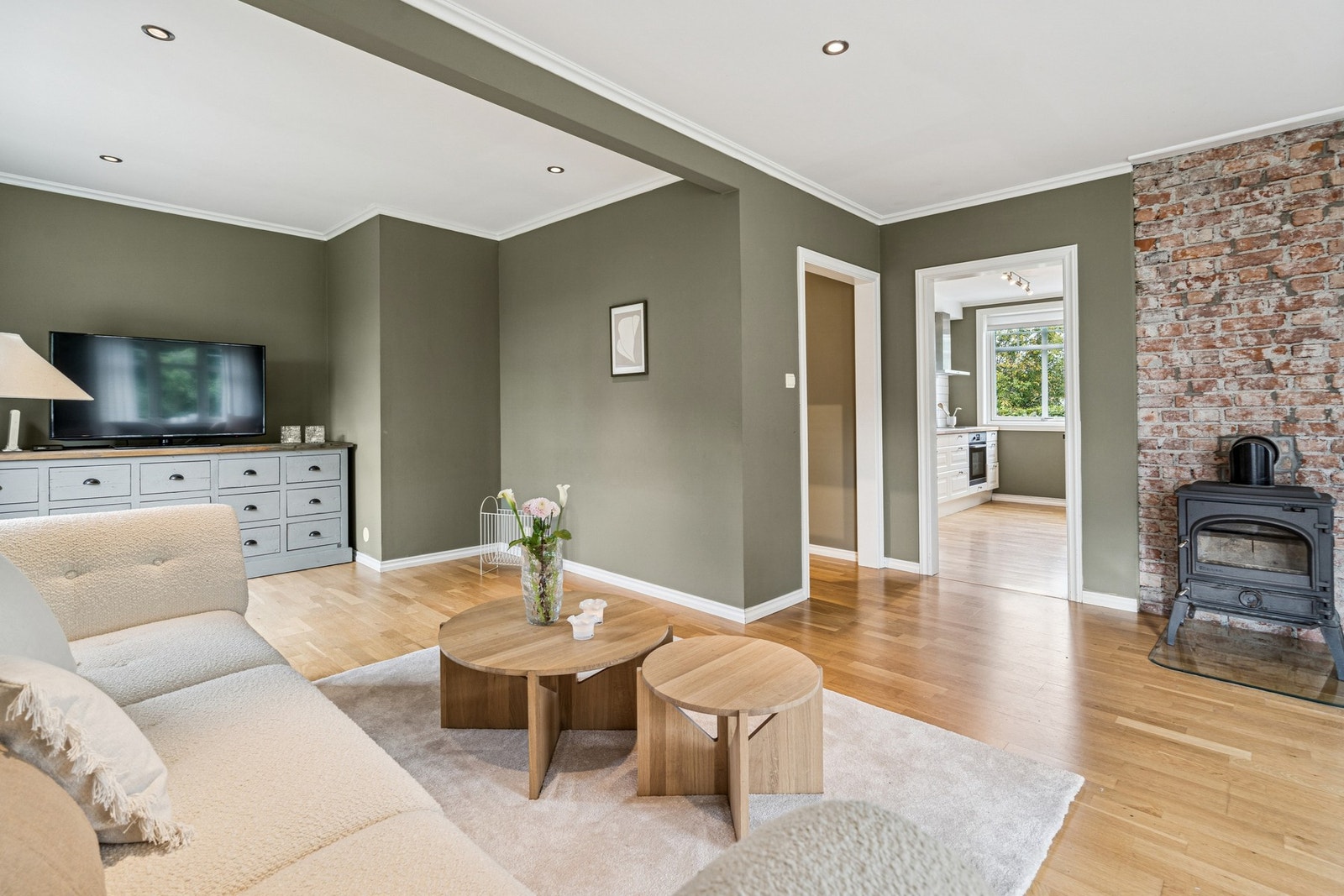 Boligen framstår gjennomgående lys og lekker med tiltalende farge- og materialvalg. Galleribilde