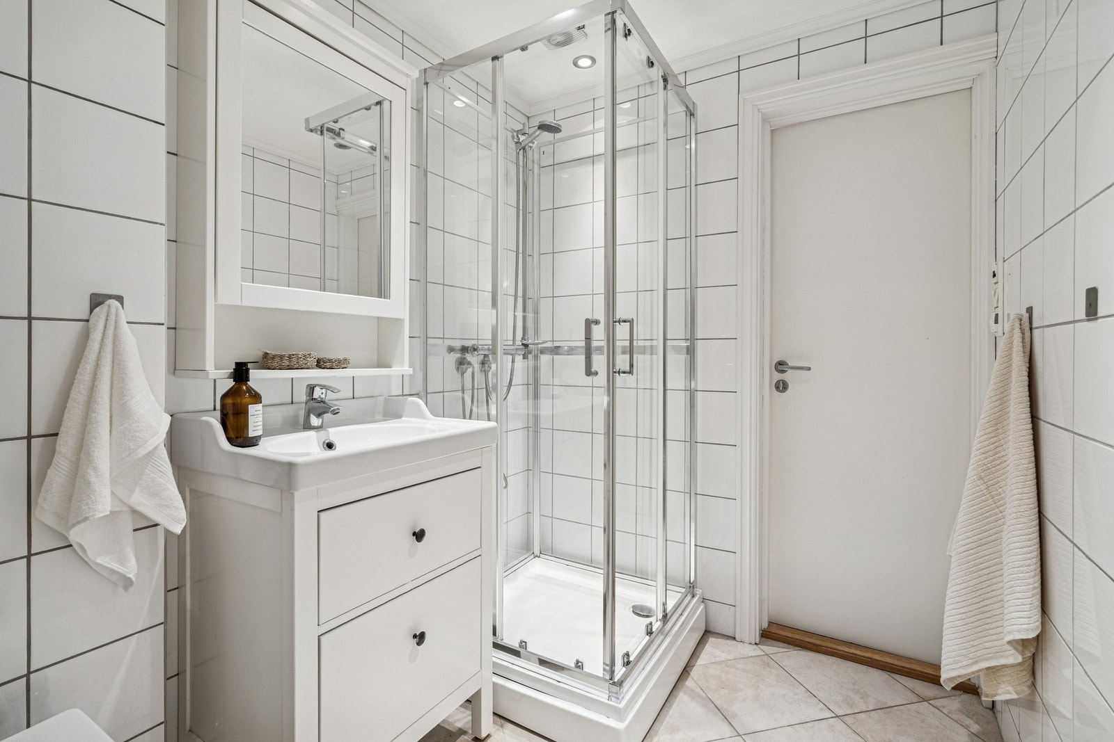 Badet i andre etasje er ett av boligens to bad. Det er eget vaskerom i kjelleren. Galleribilde