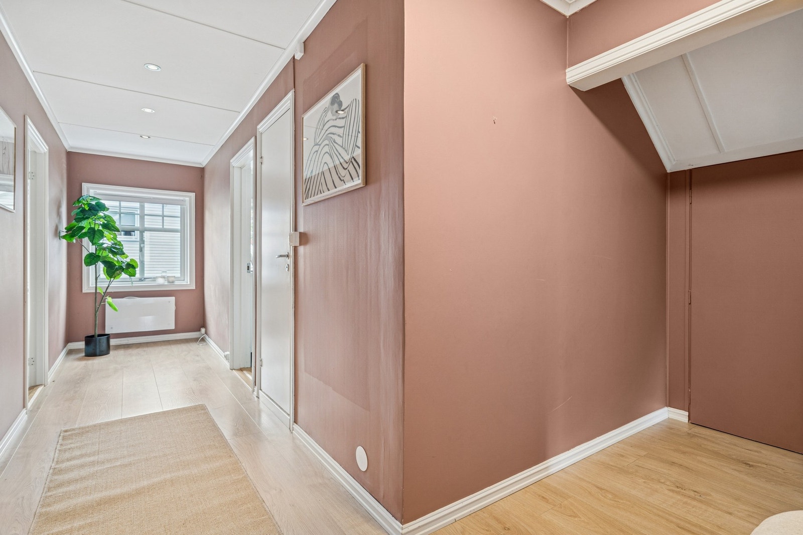 Boligen har fire soverom. Trenger man kun tre, kan det ene tilbakestilles til loftsstue. Galleribilde