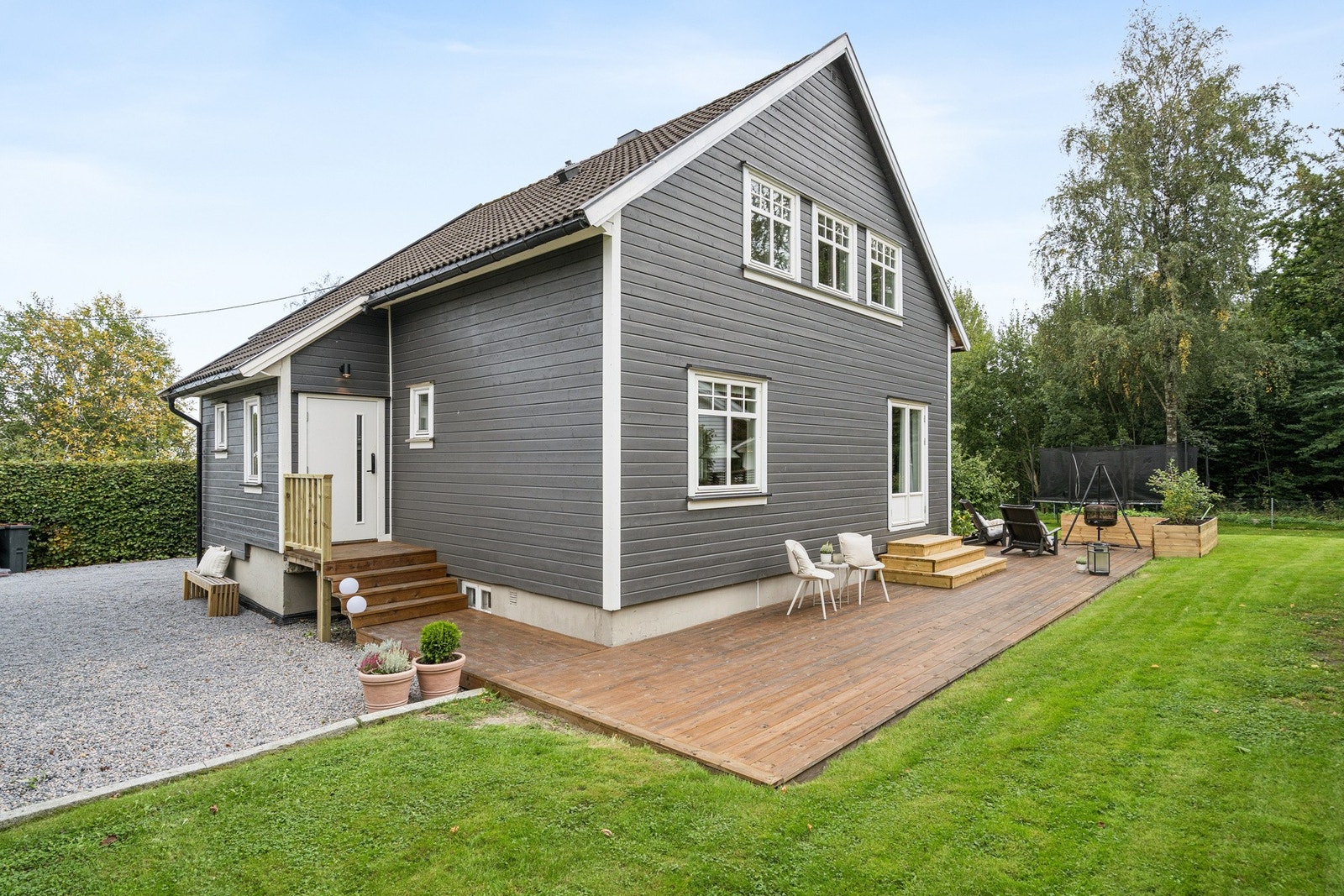 Det er drenert rundt hele boligen i 2023. Ny kledning, etterisolering i 2021. En stor del av vinduene er også nye. Galleribilde