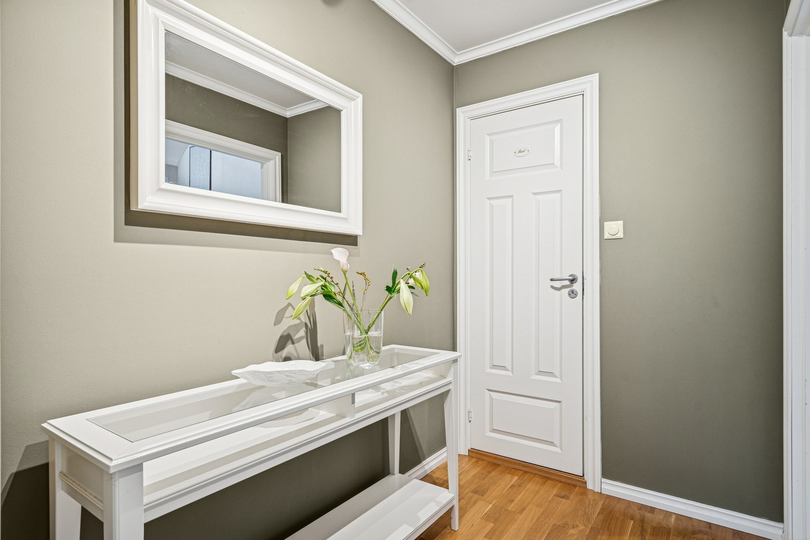 I tilknytning til gangen er det et badeværelse. Det er praktisk med toalett i hver etasje. Galleribilde