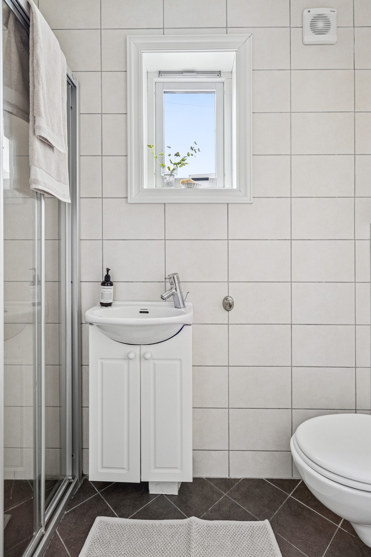 Badet i 1. etasje med dusjhjørne og toalett. Galleribilde