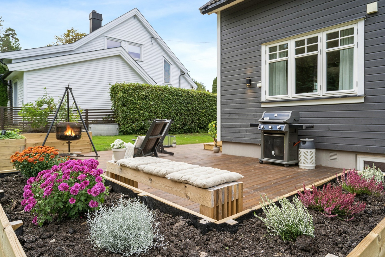 Uteområdet er lekkert opparbeidet. Plantekasser på terrassen skaper et trivelig miljø. Galleribilde