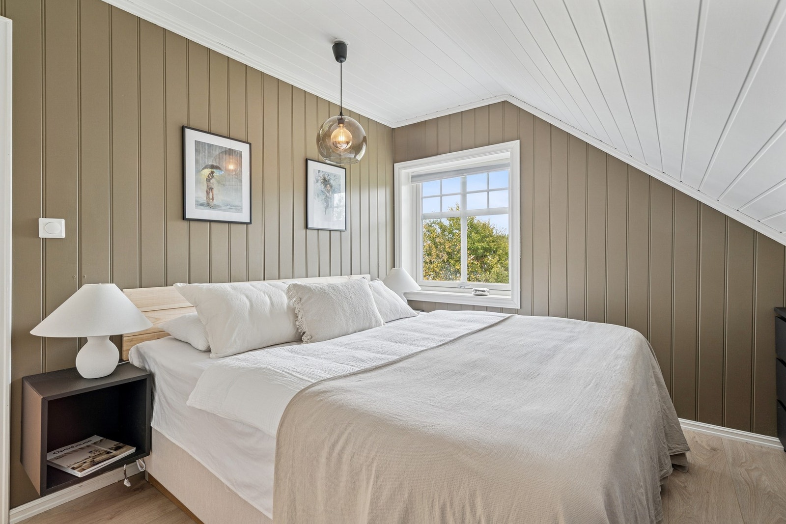 Hovedsoverom med direkte tilknytning til omkledningsrom/ walk-in garderobe. Galleribilde