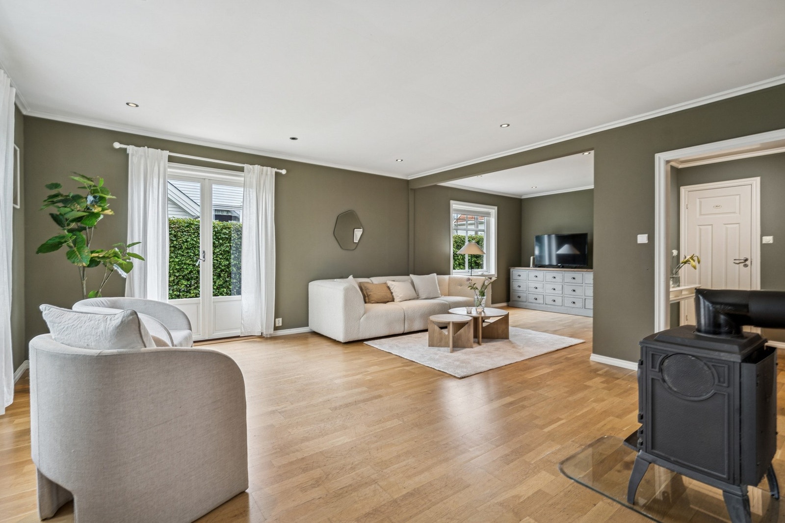 Stuen er romslig og gir mulighet for flere møbleringsløsninger. Galleribilde