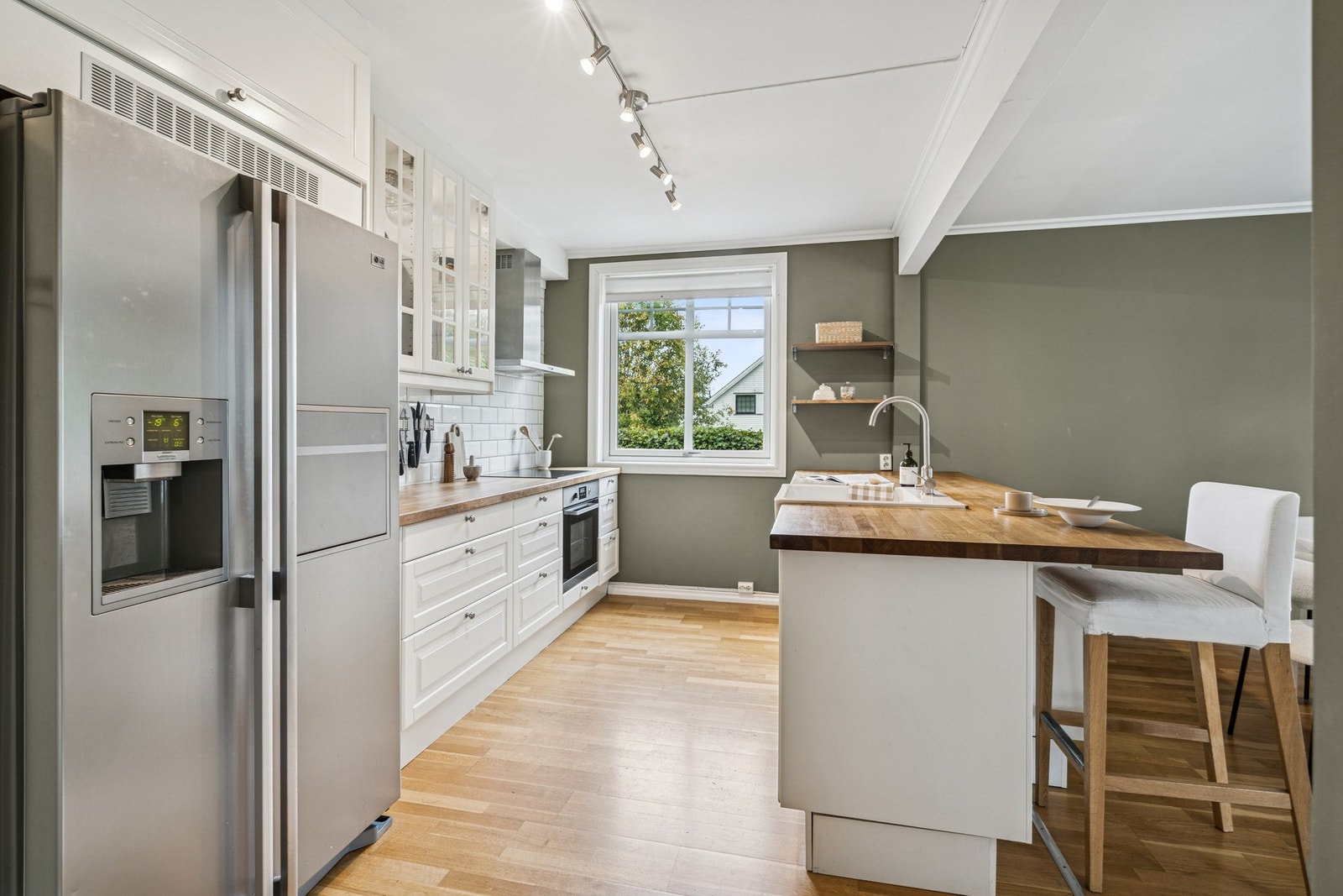 Det er integrerte hvitevarer. Kjøleskap og vinskap medfølger også i handelen. Galleribilde