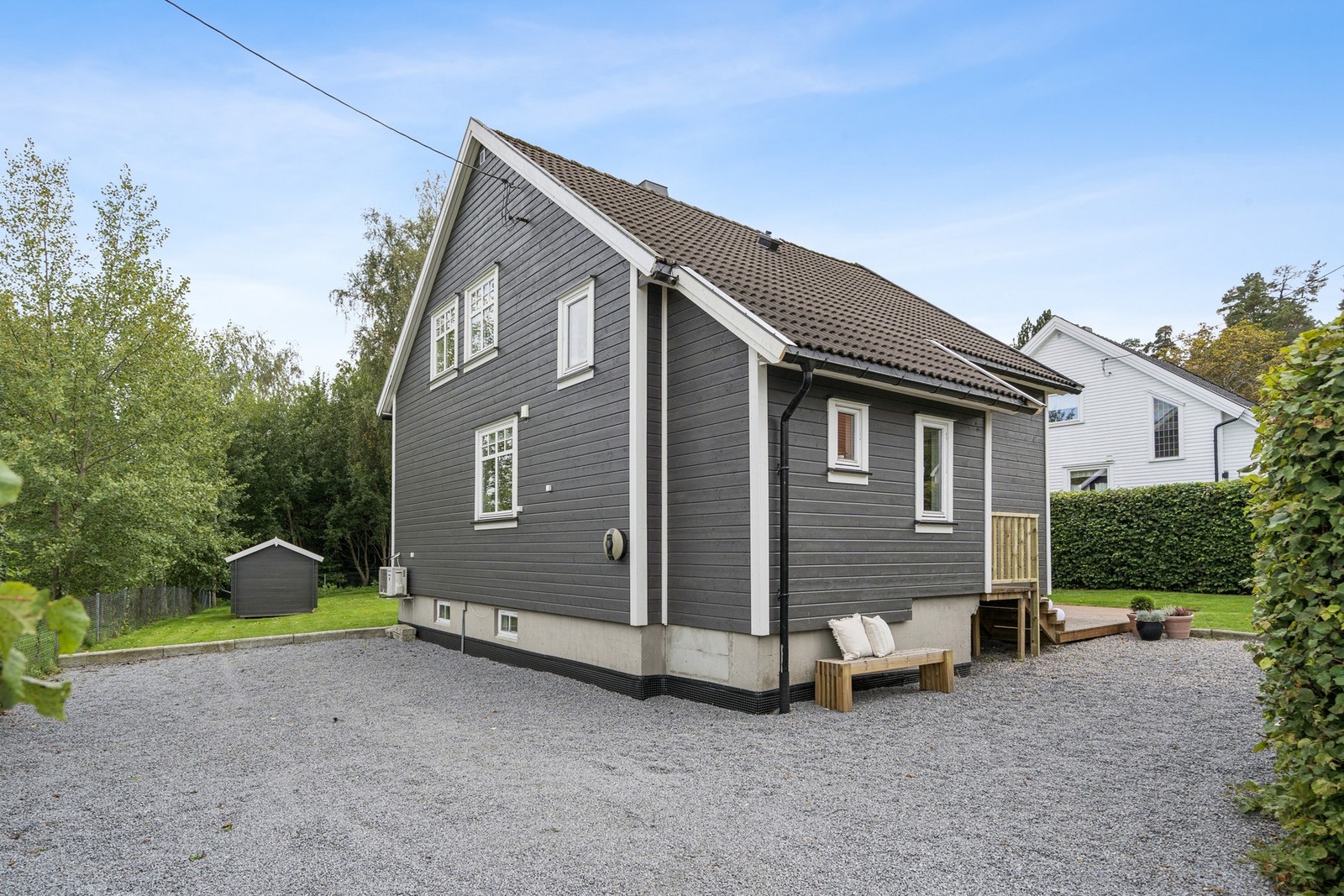 Romslig gårdsplass med god plass til parkering, Galleribilde