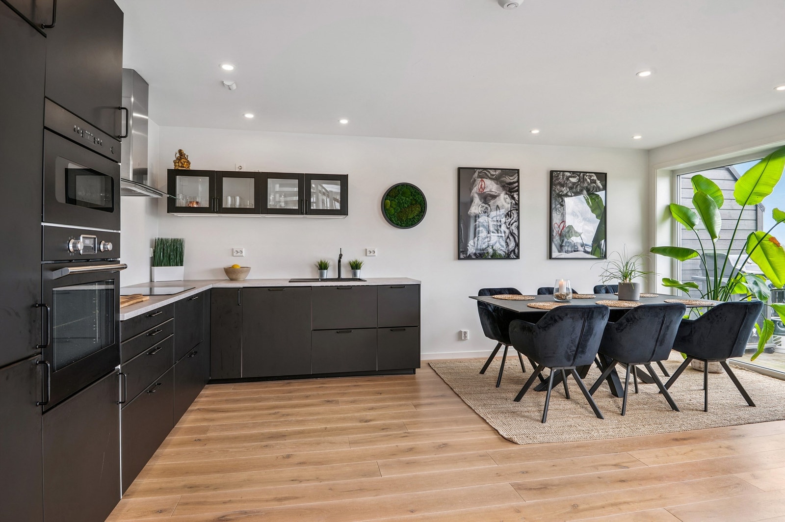 Stilig kjøkken med intergrerte hvitevarer Galleribilde