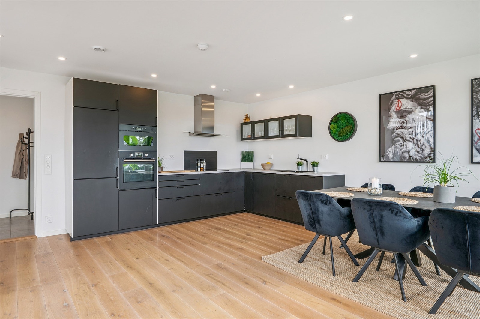 God plass til trivelig spiseplass på kjøkken Galleribilde