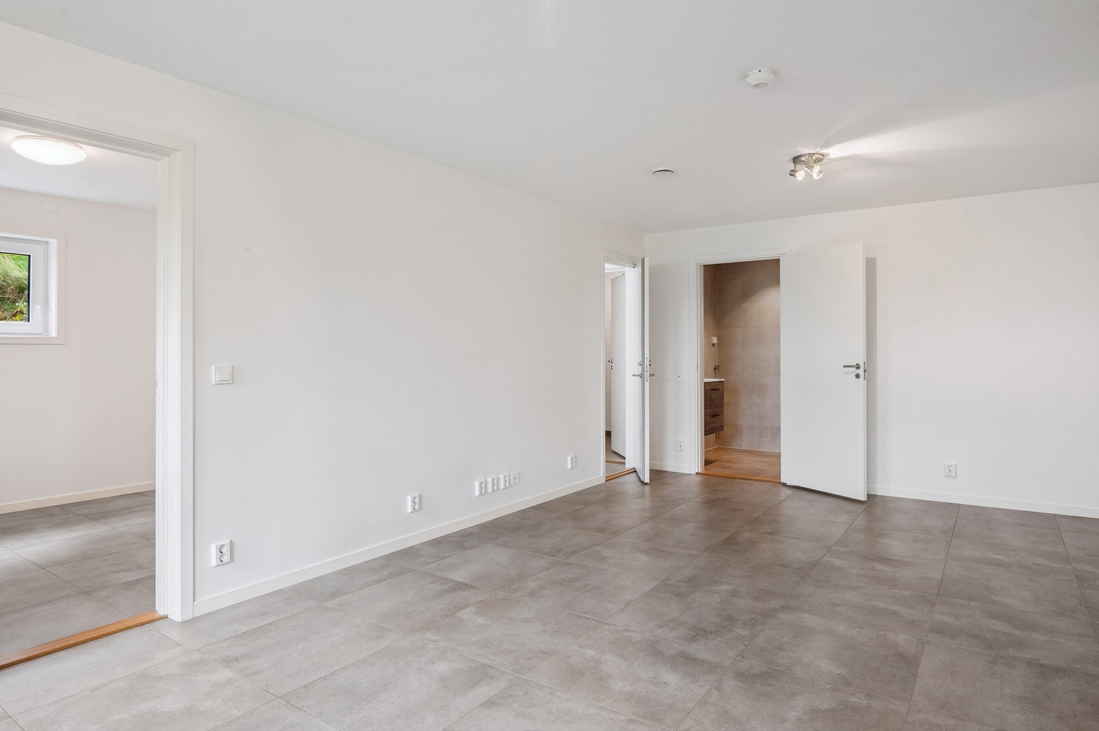 Stue i underetasje/hybelleiligheten Galleribilde