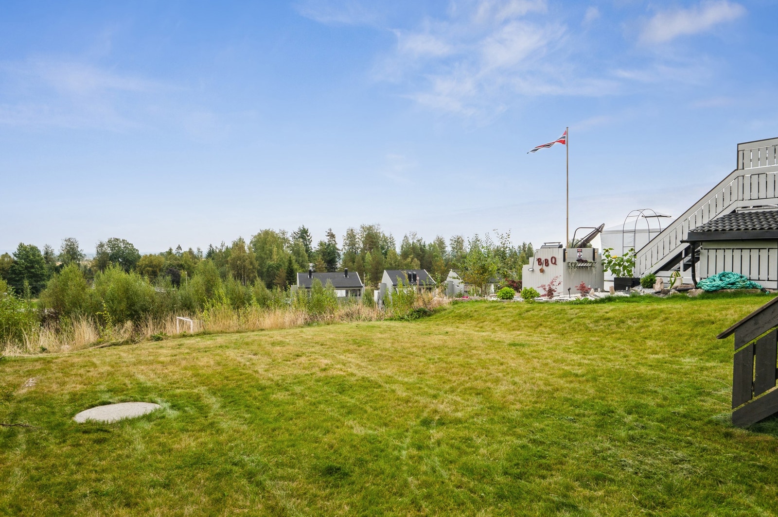 Stort plenareal med videre adkomst til fotballbane. Perfekt for barnefamilier. Galleribilde