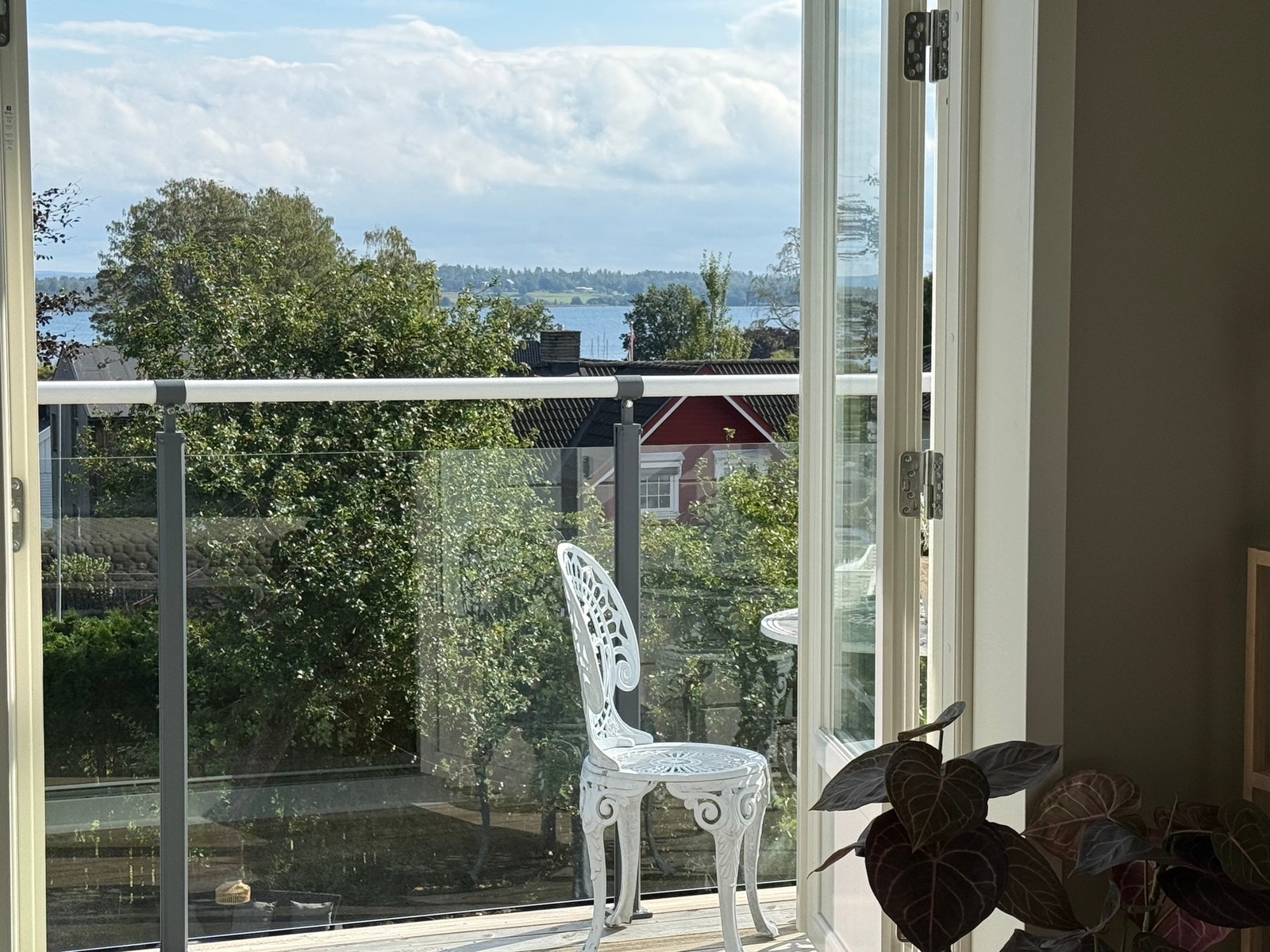 Koselig balkong med glimt av sjøen Galleribilde