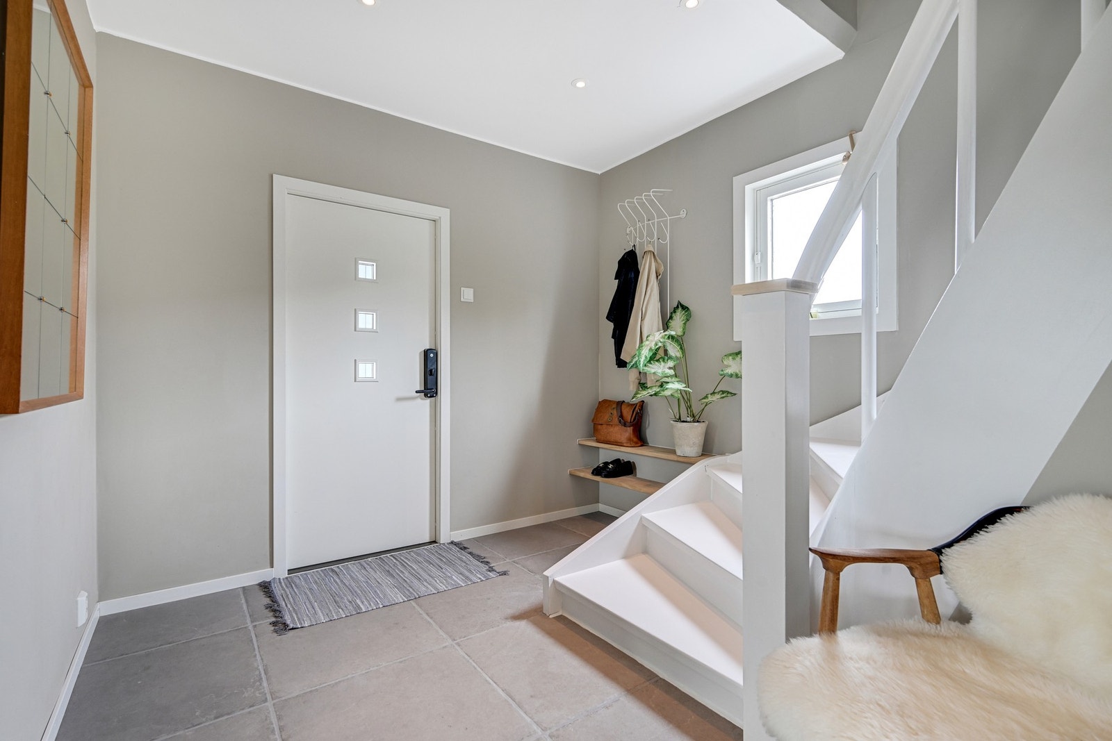 Romslig hall med store fliser og gulvvarme. Galleribilde