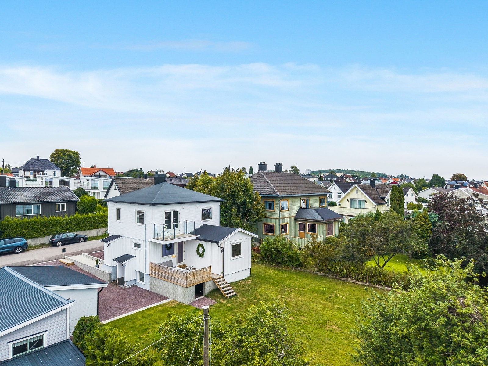 Oppgradert enebolig med terrasse, balkong og stor tomt - perfekt for barnefamilien. Galleribilde
