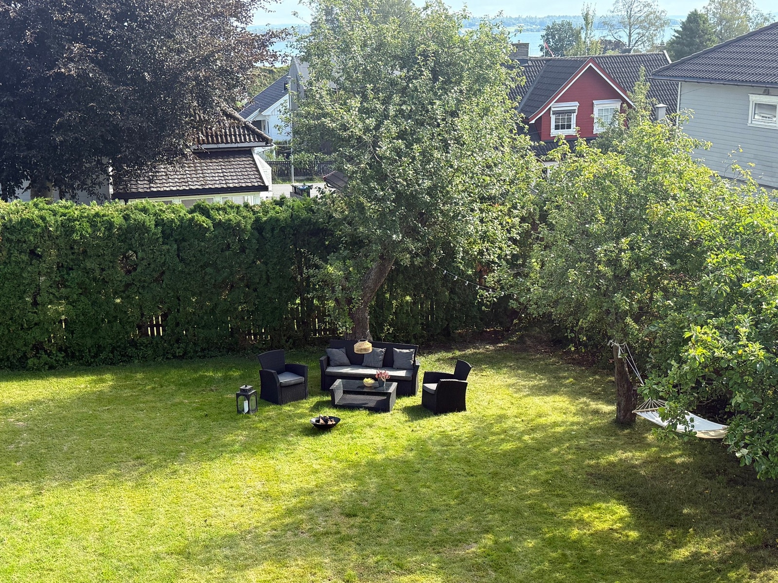 Den romslige hagen vil nok både store og små sette pris på. Galleribilde