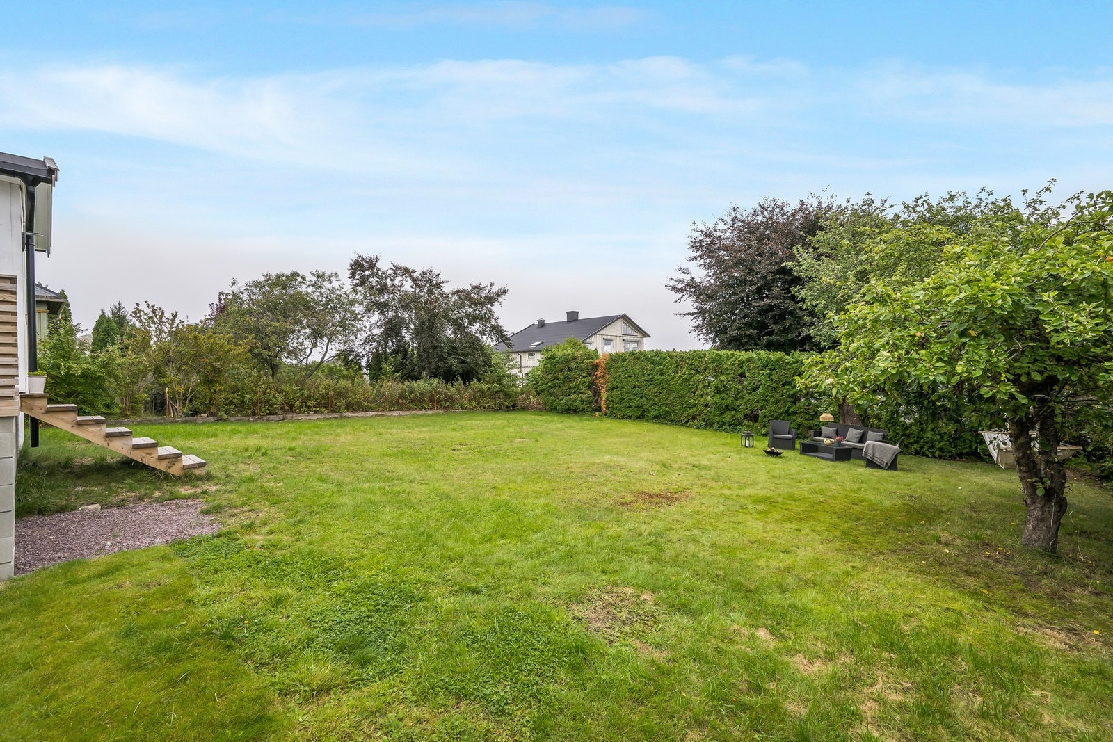 Stor, solrik hage med god plass til lek, sosiale soner og hageprosjekter. Galleribilde