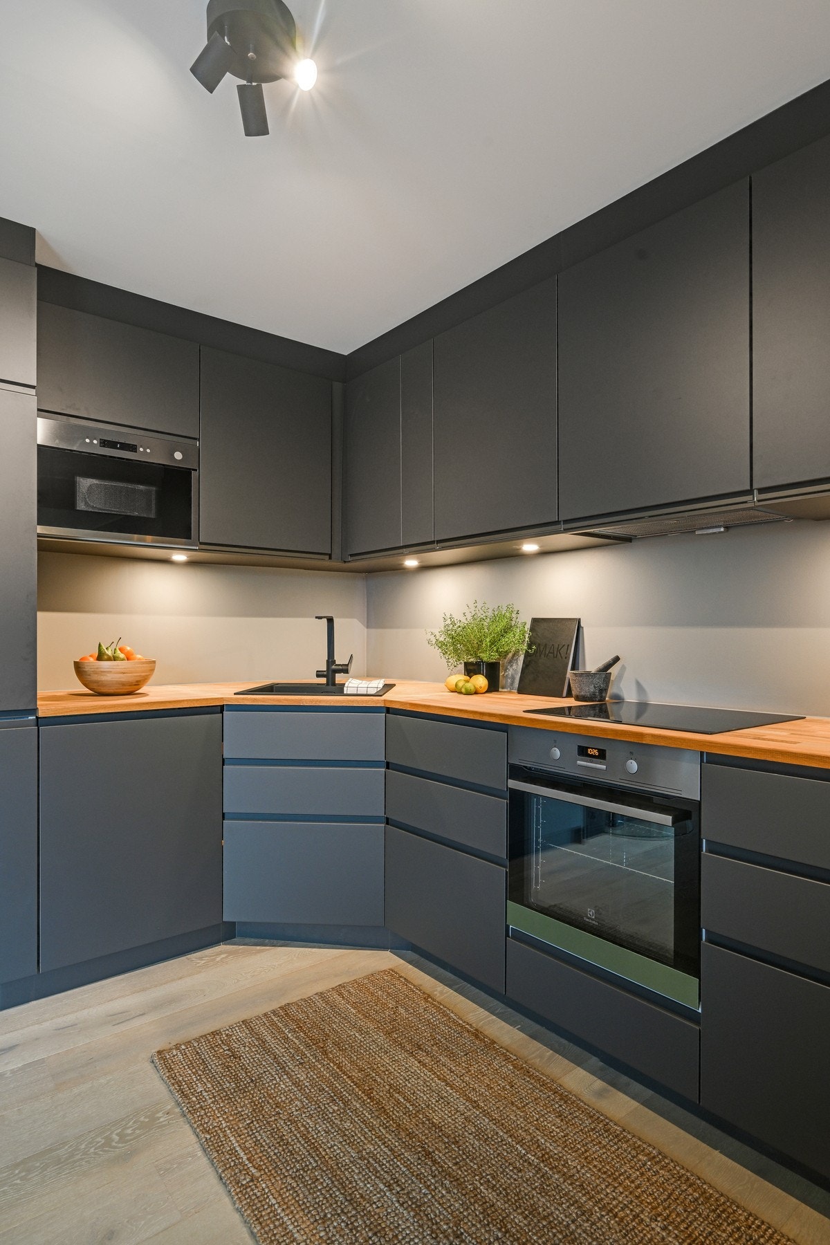 Kjøkkenet har integrerte hvitevarer som medfølger; nedfelt induksjonstopp, stekeovn, mikro, oppvaskmaskin og kjøleskap. Galleribilde