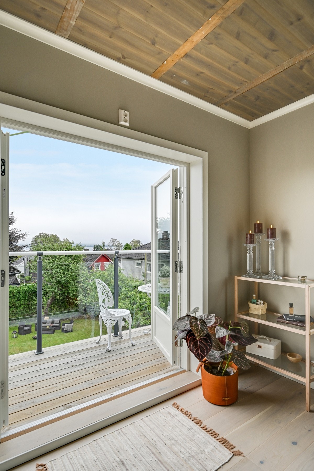 Direkte tilgang til balkongen - en herlig forlengelse av rommet. Galleribilde