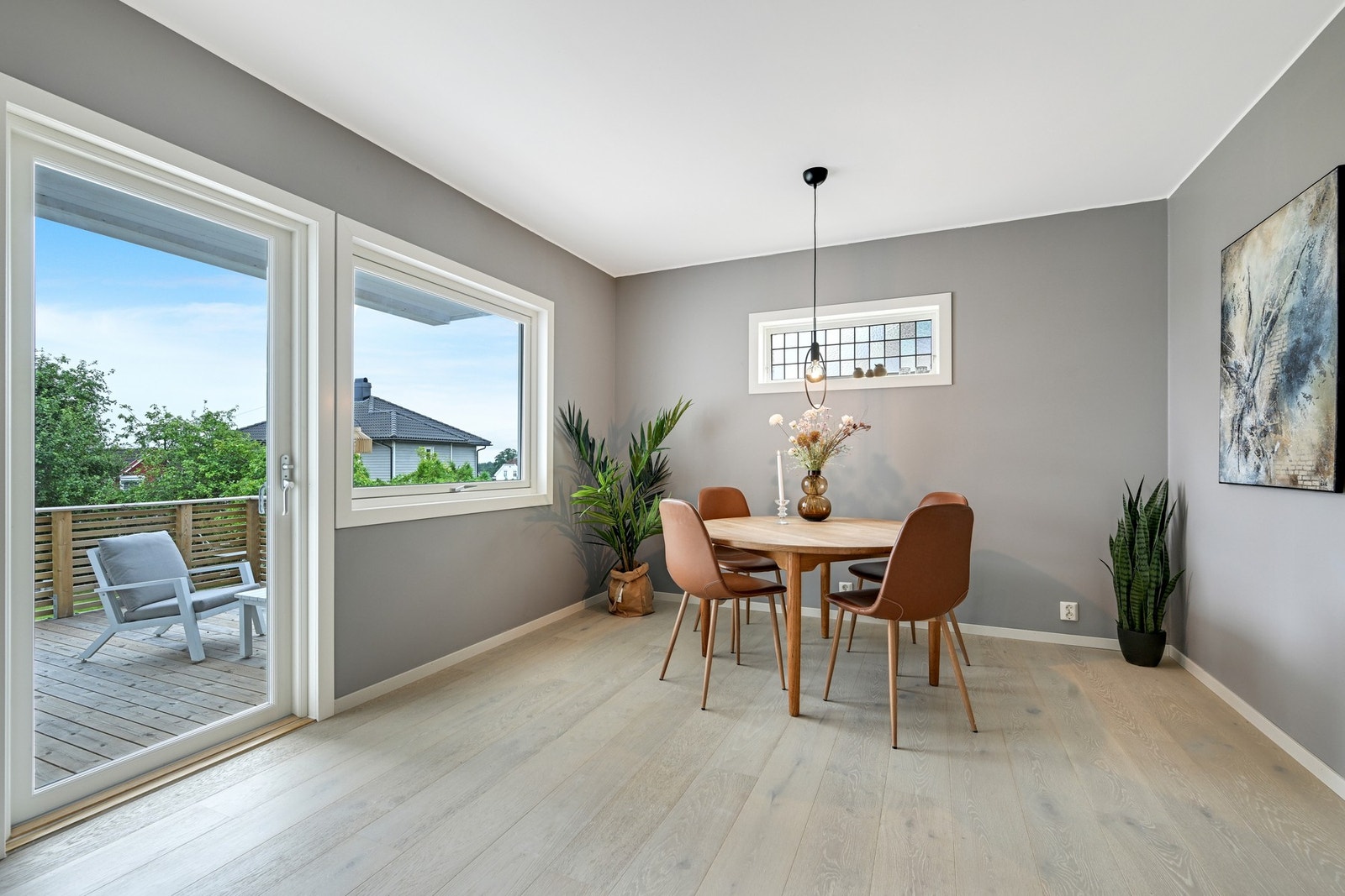 Lys og luftig spisestue med direkte utgang til solrik terrasse. Galleribilde