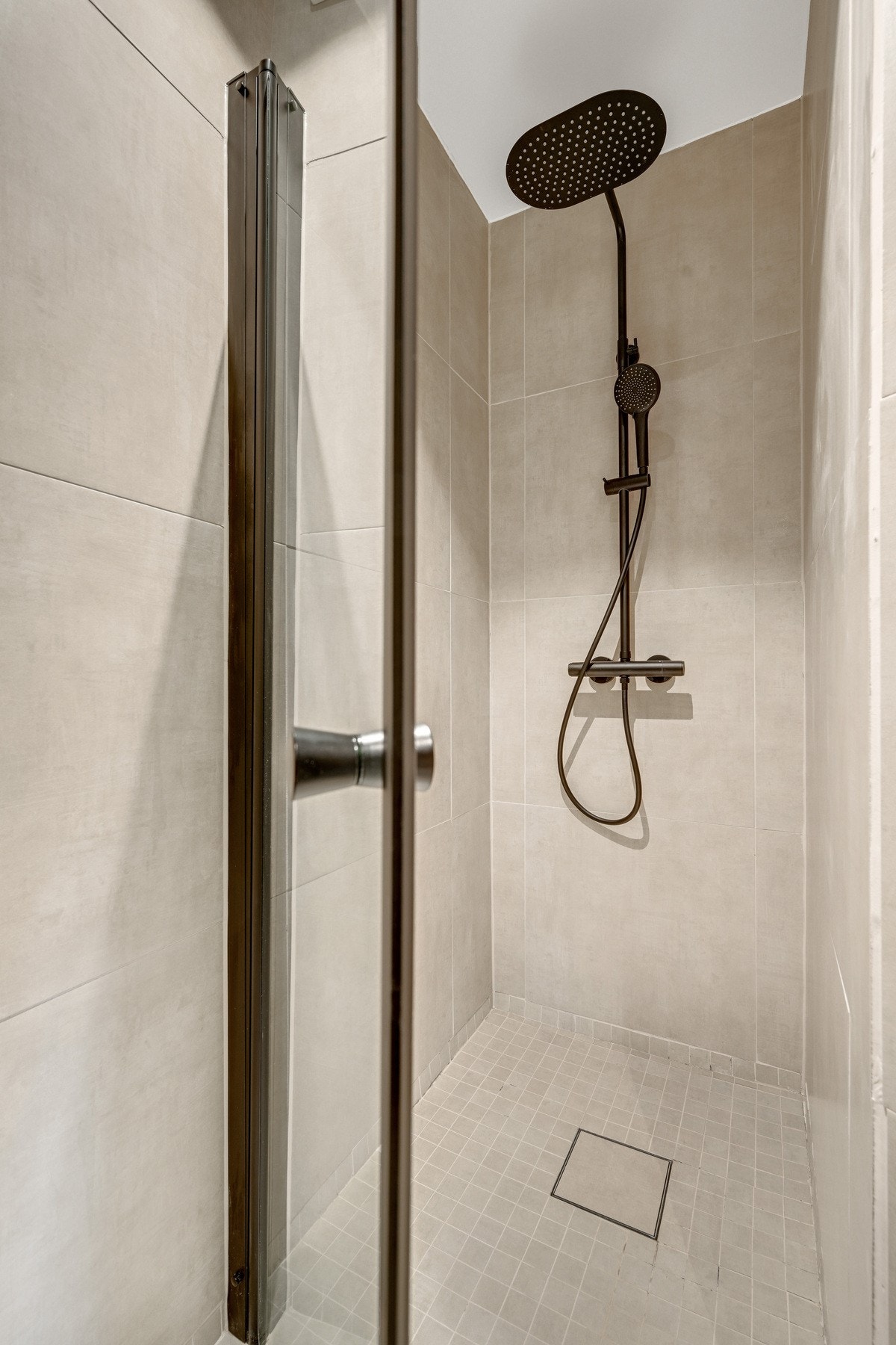 Romslig dusjnisje med moderne regndusj Galleribilde