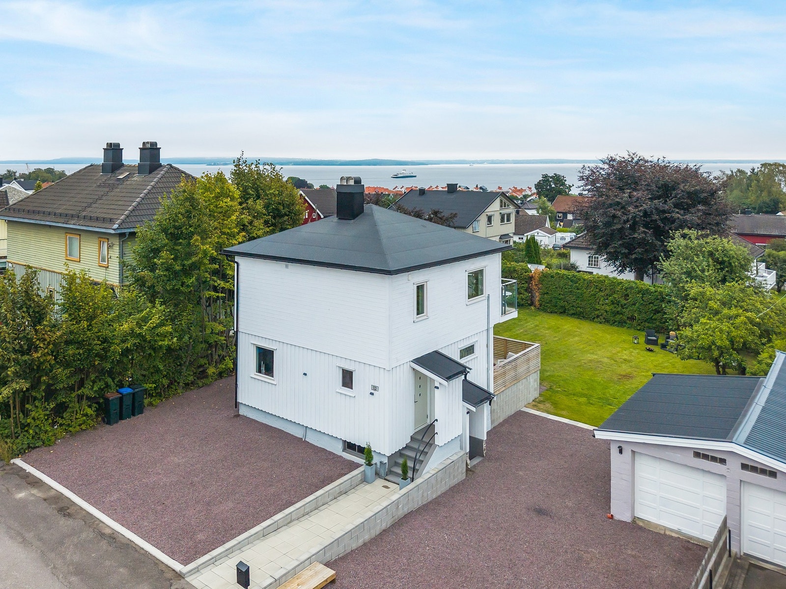 Boligen kan by på bl.a. oppgradert bad fra 2024, Ikea-kjøkken fra 2021, flere nye vinduer og dører, nytt tak i 2020, ny kledning og etterisolering i 2024 samt oppgradert el- og røranlegg. Galleribilde