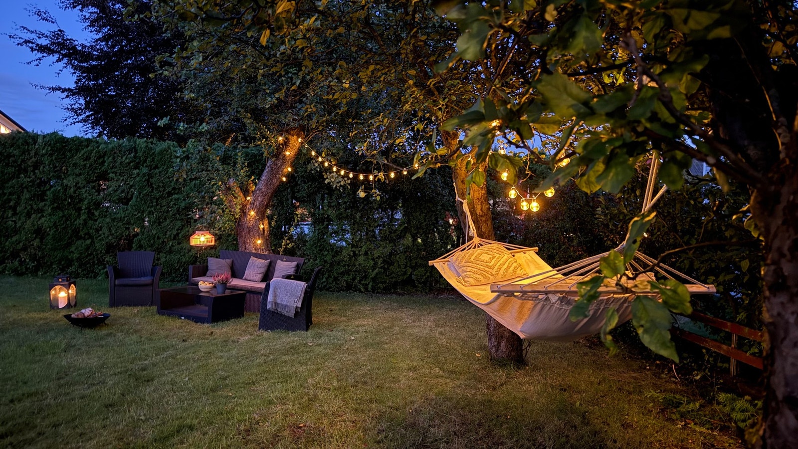 Kveldsstemning i hagen. Galleribilde