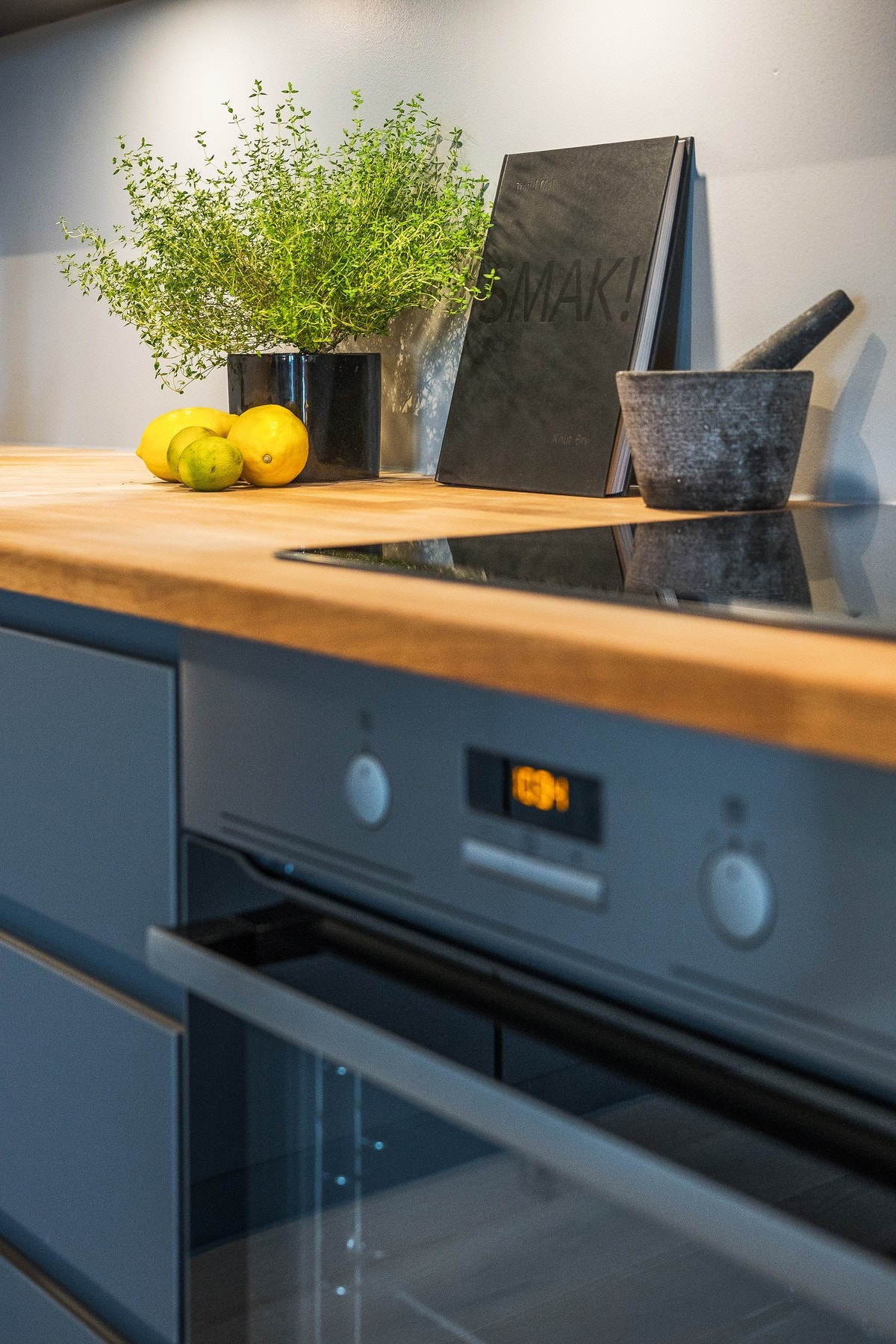 Et moderne og praktisk kjøkken med god skapplass - perfekt for matlaging og hyggelige familiemiddager. Galleribilde