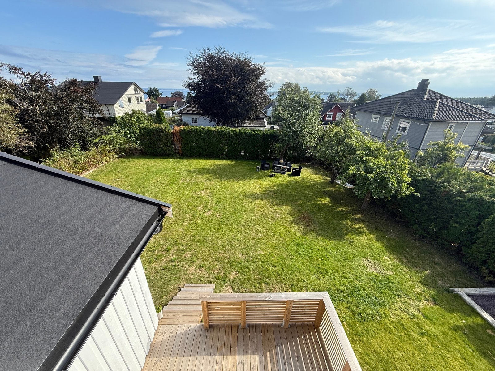 Stor og grønn hage med god plass til lek, avslapping og sommerlige sammenkomster. Galleribilde