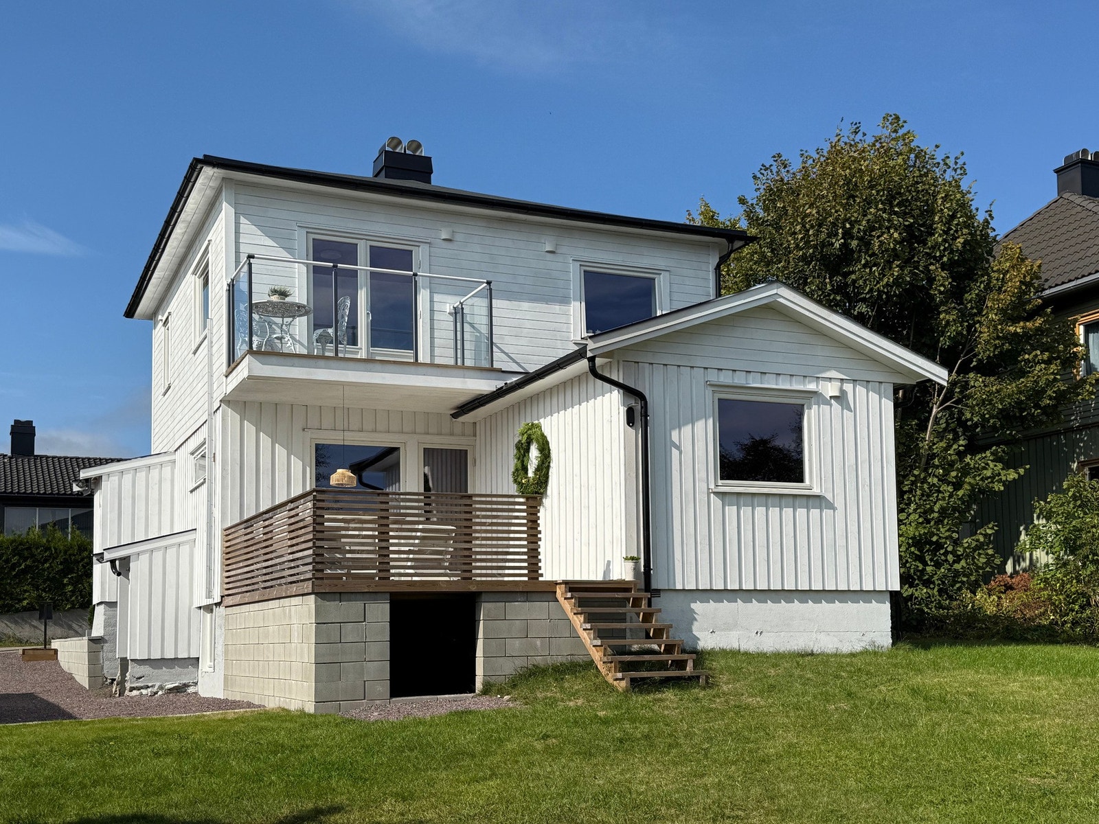 Boligen har gjennomgått en omfattende rehabilitering de siste årene, med oppgraderinger av både innvendige og utvendige bygningsdeler. Galleribilde