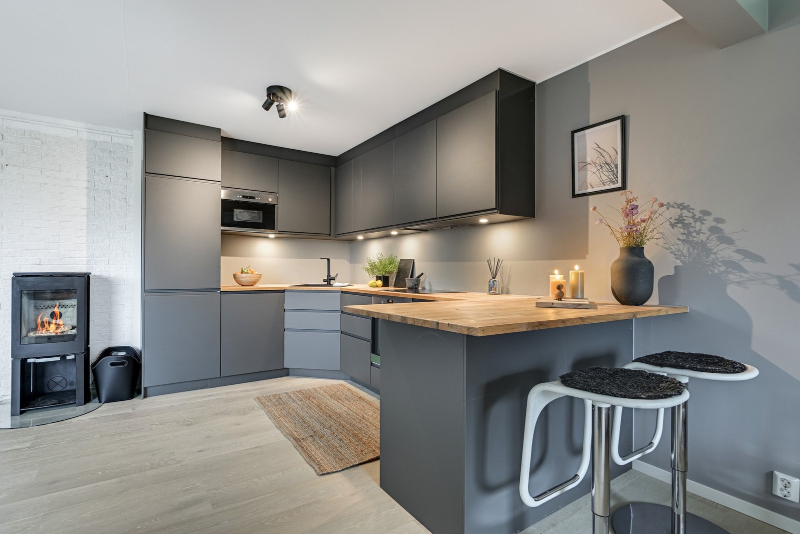 Praktisk barløsning - et fint sted å holde "kokken" med selskap under matlagingen Galleribilde