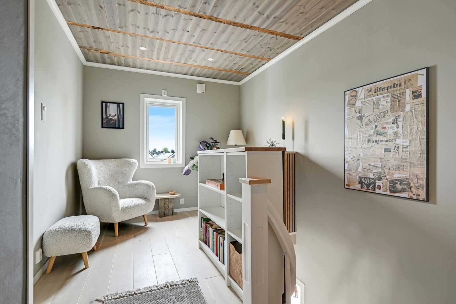 På toppen av trappen i 2. etasje finner vi en trivelig stuekrok. Galleribilde