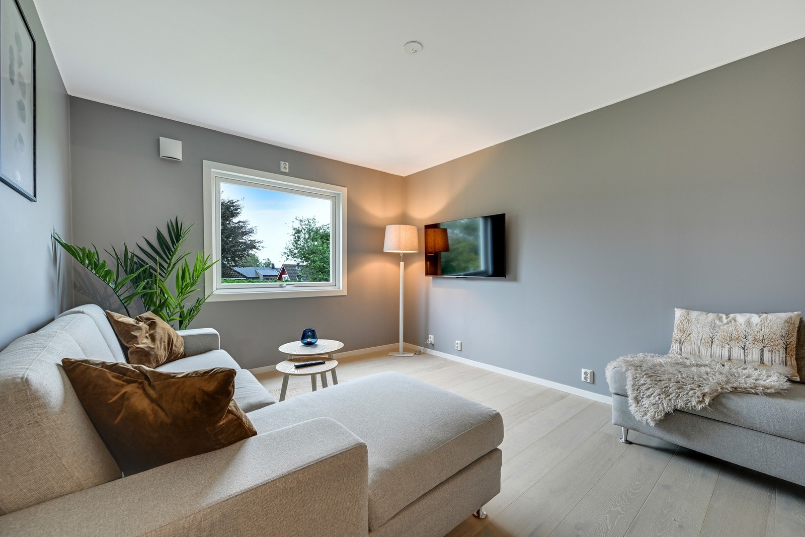 Trivelig stue med store vindusflater som slipper inn rikelig med dagslys. Galleribilde