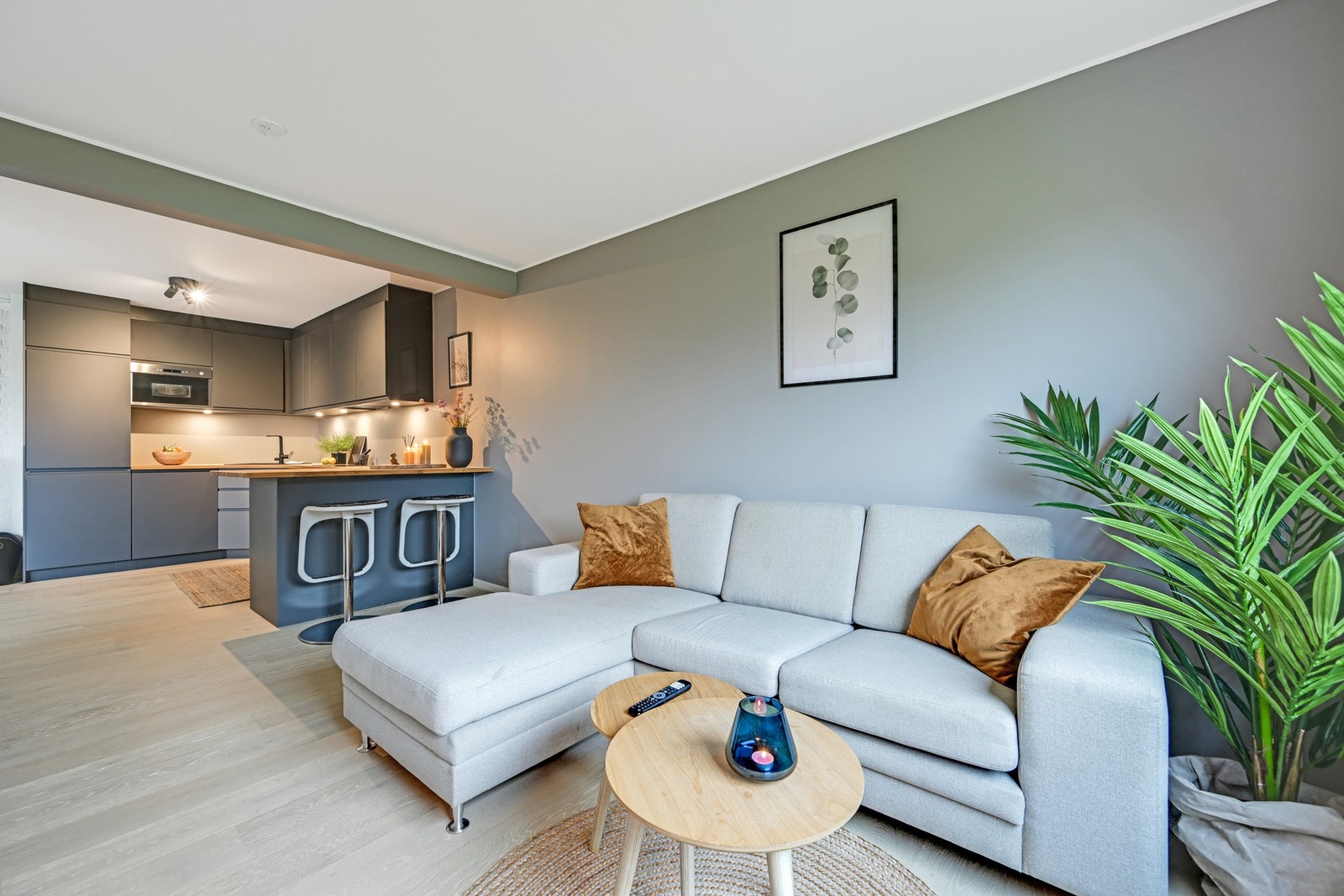 Lys og moderne stue i åpen løsning mot kjøkken - perfekt for både hverdagsliv og sosiale kvelder. Galleribilde